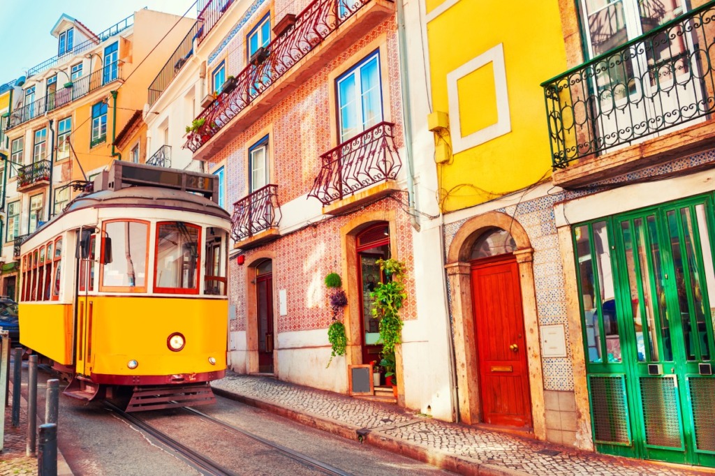 Lisbona, tetti e tram del centro storico