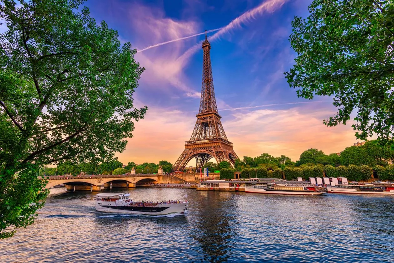 Parigi, la Senna al tramonto