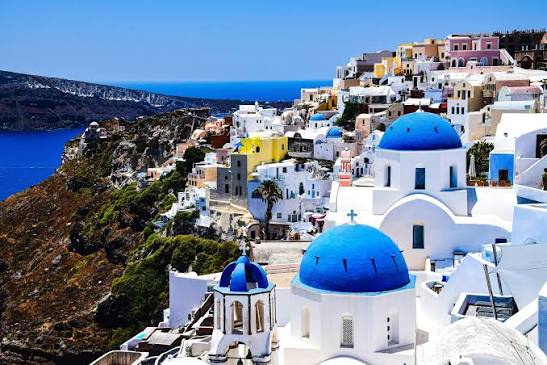 Santorini, case bianche affacciate sul mare